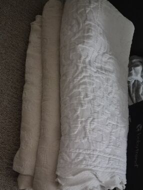 Luxurious White Quilted Bedding Set - Soft Textured Comfort